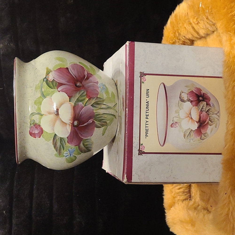 NIB Trippies Inc 2002 Ceramic Pretty Petunia Urn